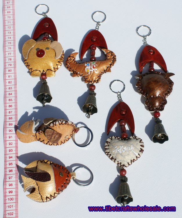 katad Tibetan keychains na may Bells