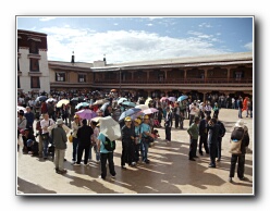 tourists in Potala Palace